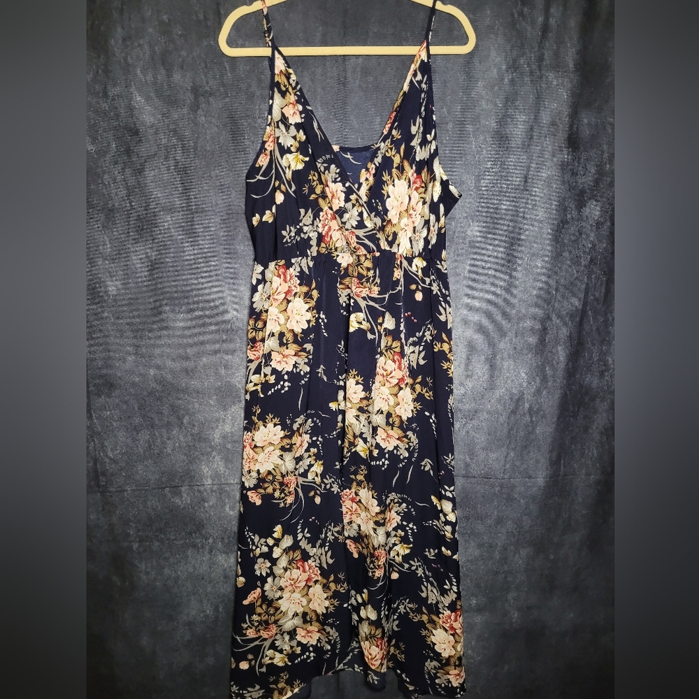 ✨️3/$25✨️ Navy Floral Maxi Dress